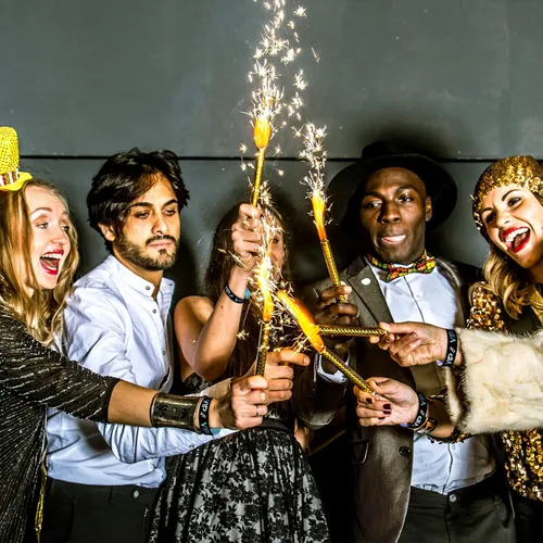 Vista 6 de Teling Paquete de 500 pulseras VIP de plástico para fiestas, pulseras de plástico personalizadas para eventos, pulseras resistentes al rasgado