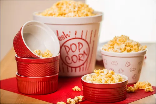 Vista 3 de BIA Cordon Bleu Plato redondo para soufflé con textura de clavo de porcelana de 1 cuarto de galón, rojo/blanco