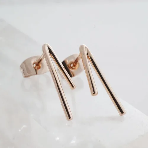 Vista 3 de HONEYCAT Lucy Tiny Drop Bar - Pendientes en oro, oro rosa o plata, joyería minimalista y delicada