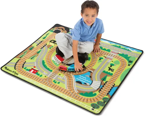Vista 3 de Melissa & Doug Round The Rails - Alfombra de tren con 3 vagones de tren de madera enlazables (39 x 36 pulgadas)
