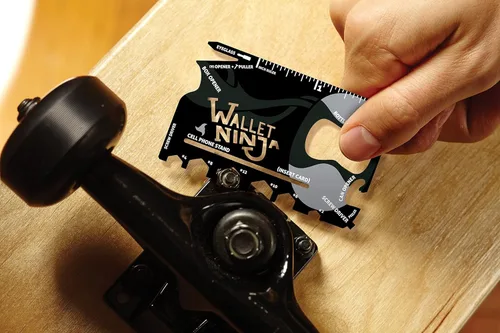 Vista 4 de Wallet Ninja Tarjeta Multiherramienta – 18 en 1 Multiherramienta Tamaño de Tarjeta de Crédito para Reparaciones Rápidas, Equipo de Supervivencia