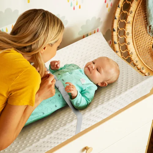 Vista 2 de Munchkin® Fundas para Almohadillas de Cambio de Pañales, Paquete de 2, Blanco – Se Adapta a Almohadillas de Cambio Contorneadas Estándar