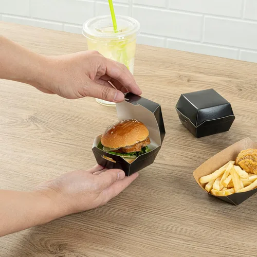 Vista 5 de Restaurantware Mini cajas de hamburguesas de 2.5 x 2.5 x 2 pulgadas, 100 recipientes de alimentos con tapa con bisagras, cajas desechables de papel