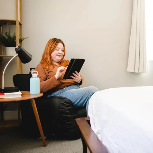 Vista 151 de Big Joe Roma Puf, Sherpa de avena y grafito, gamuza vegana, 3 pies