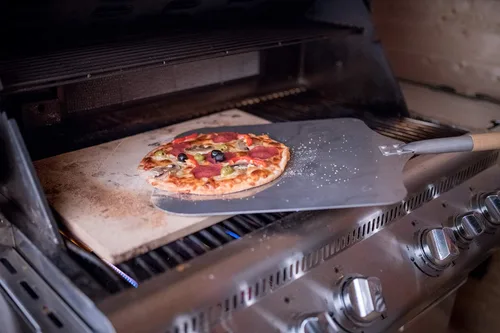 Vista 16 de Pala de pizza de aluminio de 12 x 14 pulgadas con mango de madera plegable para un fácil almacenamiento. La paleta de pizza se puede utilizar