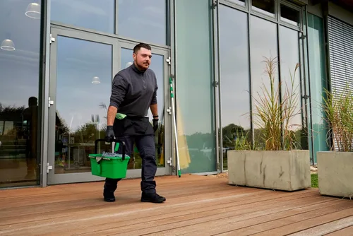 Vista 12 de Unger AK015 Kit de limpieza de ventanas PRO Set – Funda para lavadora eléctrica, escobilla ErgoTec, cubo 18L, limpiador líquido de vidrio 1L