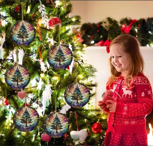 Vista 3 de Adornos de Navidad 2025, estilo vitral, regalos redondos y divertidos de decoración acrílica (árbol de Navidad)