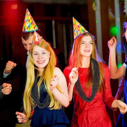 Vista 6 de 144 collares de cuentas negras, cuentas de Mardi Gras negras, collares de Nochevieja, collar redondo de cuentas de Halloween de 33 pulgadas, cuentas