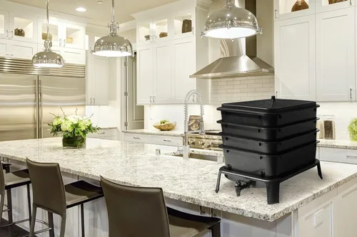 Vista 2 de VERMI-FUTURE® Contenedor de compostaje Worm Condo con 4 bandejas, color negro, con ropa de cama inicial y medidor de suelo 3 en 1, ideal