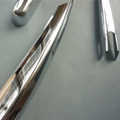 Vista 3 de ZiWen Nuevo cromo estilo tronco ventana trasera cubierta de limpiaparabrisas para Nissan Rogue 2014-2024 Rogue Sport 2017-2020