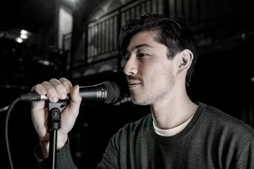 Vista 3 de Shure Kit de rendimiento escénico con micrófono de mano vocal dinámico cardioide PGA58, cable XLR y soporte de micrófono, para escenario o estudio