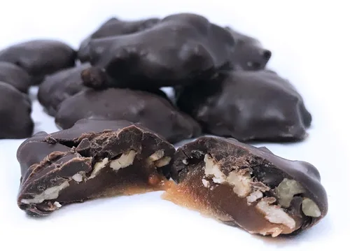 Vista 3 de It's Delish - Racimos de caramelo gourmet de nuez pecana con chocolate negro Bolsa a granel de 1 libra de nueces cubiertas de chocolate negro