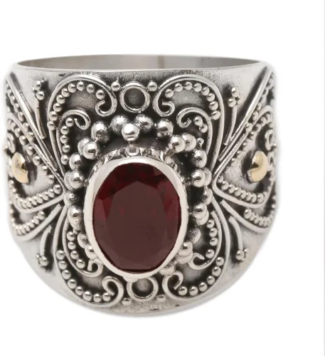 Vista 4 de NOVICA Anillo de cóctel ovalado de color carmesí brillante con detalle de granate para niñas y mujeres