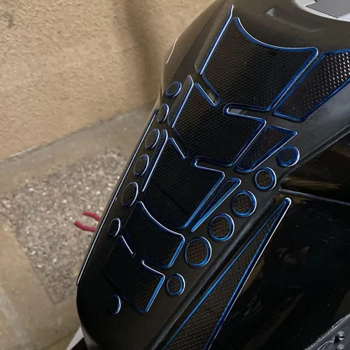 Vista 3 de 1 juego de calcomanías universales 3D negras para tanque de gasolina para motocicleta, protector de tanque de combustible, autoadhesiva e impermeable