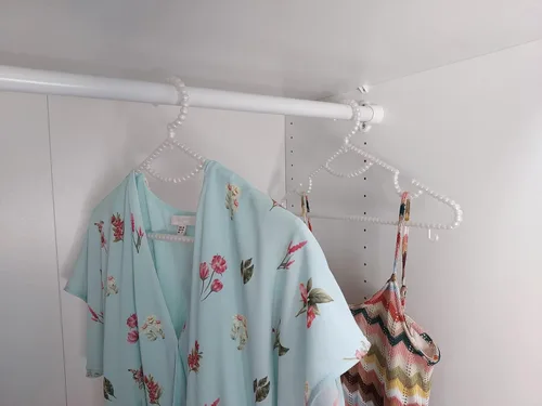 Vista 6 de Perchas de perlas de plástico resistentes de 10 piezas. Colgador de novia para vestido de novia. Perchas de dama de honor. Percha para camisa