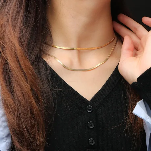 Vista 6 de JoycuFF Collar de oro para mujer, delicado collar de gargantilla en capas para mujer, caja de clip de serpiente, cuerda Figaro, collar de cadena