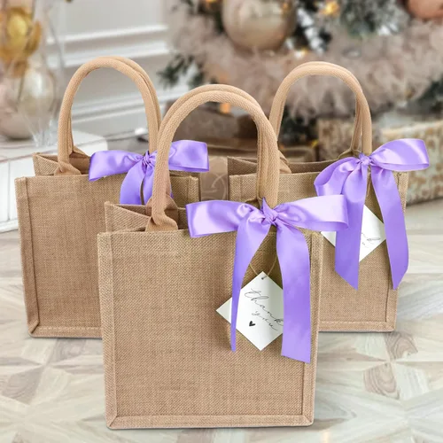 Vista 2 de Paquete de 6 bolsas de arpillera con asas reutilizables pequeñas bolsas de regalo de yute con cintas de seda moradas, forro impermeable para boda