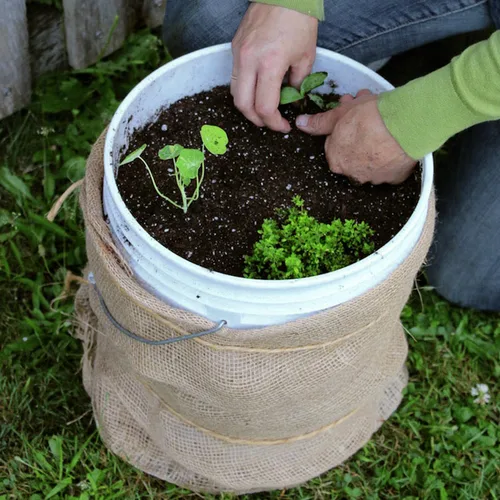 Vista 6 de Balde de cubo blanco de 6.5 galones con tapa Grado alimenticio Extra duradero de 90 MIL Asas de metal con empuñadura de plástico para fácil