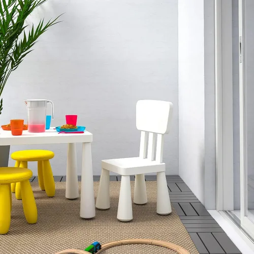 Vista 2 de IKEA MAMMUT Mesa infantil, en/exterior Con 2 sillas [blanco]