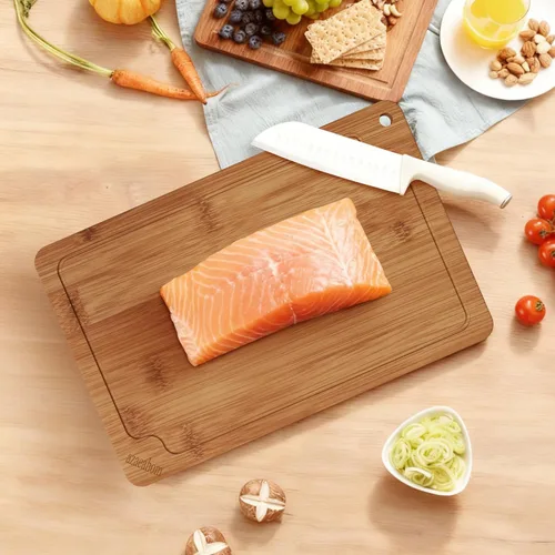 Vista 9 de Tabla de cortar de bambú para cocina, tabla de cortar grande de madera de 17 pulgadas con ranuras para jugo y asas integradas, fácil almacenamiento