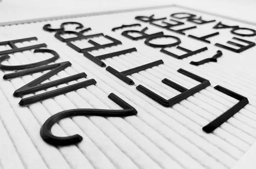 Vista 5 de Juego de letras de fieltro para tablero de letras – 227 letras negras precortadas de 2 pulgadas de alto (no incluye tablón)