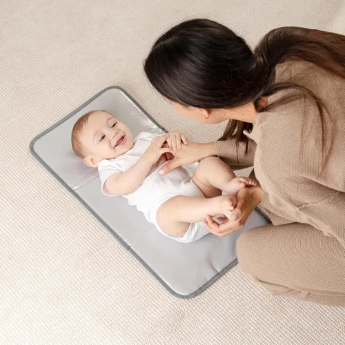 Vista 2 de Comfy Cubs Cambiador de bebé tamaño compacto, cambiador de pañales impermeable con almohada acolchada, suave y ligero, diseño plegable para viajes