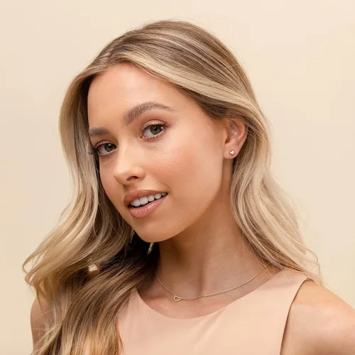 Vista 2 de PAVOI Aretes delicados para mujer de plata de ley 925 chapados en oro de 14K con diseños de barra, punto, corazón, triángulo, estrella, gato