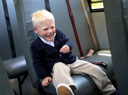 Vista 3 de French Toast Suéter tipo cárdigan con cuello en V para niños (estándar y husky)