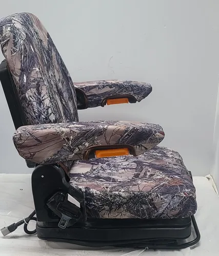Vista 3 de Asientos de tractor DSC hechos para asientos de suspensión de tractor de lujo con bolsa de documentos y reposabrazos ajustable. camuflaje verde.