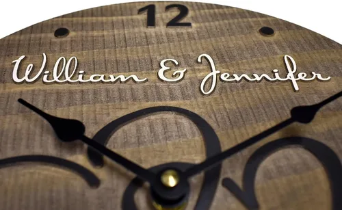 Vista 4 de Reloj de pared de madera personalizado de 11 pulgadas con corazones entrelazados para pareja, madera hecha a mano