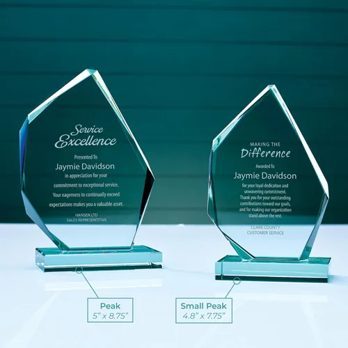 Vista 6 de Baudville Trofeo de cristal de jade grabado, premio para empleados, en forma de pico con detalles cincelados y base rectangular, grabado