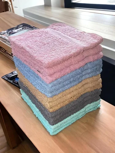 Vista 2 de Paquete de 15 paños 100% algodón extrasuaves, altamente absorbentes, lavables a máquina, tamaño 12 x 12 pulgadas, varios colores.