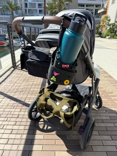 Vista 3 de Drink Keeper - Soporte universal para vasos de bebida para caminante Portavasos extragrande para cochecito con bolsillos laterales para teléfono