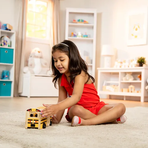 Vista 7 de Melissa & Doug Juego de madera para autobús escolar con 7 figuras de juego