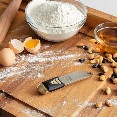 Vista 5 de KitchenArt Cucharada de la serie profesional, cuchara medidora de satén champán, ajustable de 1/2 cucharadita a 1 cucharada, blanco y negro