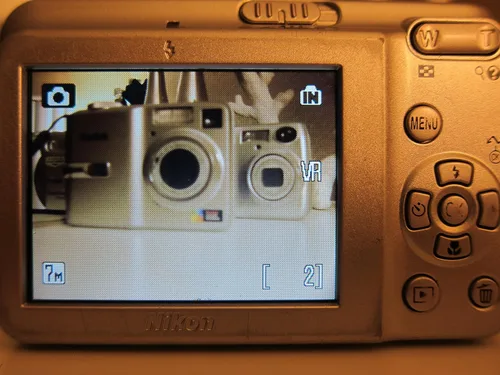 Vista 6 de Nikon Coolpix L5 7.2MP Digital Camera with 5x Optical Vibration Reduction Zoom