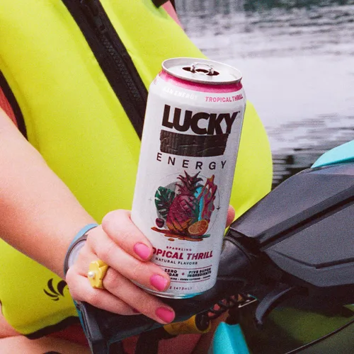 Vista 6 de Lucky Energy Bebidas energéticas sin azúcar, latas de 16 onzas líquidas (paquete de 12) bebida energética saludable. Baya Bodacious con maca