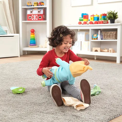 Vista 2 de Melissa & Doug Mine to Love Ropa de muñeca para jugar y combinar, para muñecas unisex de 12"-18" (6 piezas)