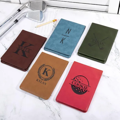 Vista 3 de BYFDIY Titular de tarjeta de puntuación de golf con nombre personalizado de cuero, monograma de golf, cubierta de libro de yarda, regalos