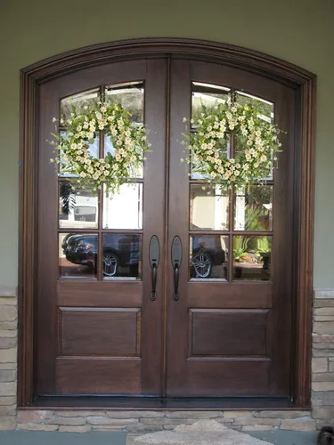 Vista 7 de Corona de primavera de margaritas artificiales de 24 pulgadas con hojas verdes de eucalipto, corona de granja para puerta delantera, pared y Blanco