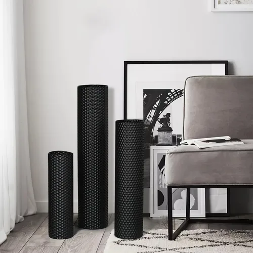 Vista 5 de Dnnnii Juego de 3 jarrones altos de piso - Jarrones cilíndricos de metal negro para esquina de sala de estar, textura de panal moderna, decoración