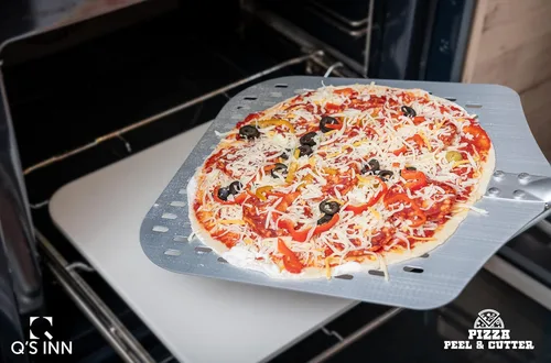 Vista 6 de Pala de pizza de aluminio de 12 x 14 pulgadas con mango de madera plegable para un fácil almacenamiento. La paleta de pizza se puede utilizar