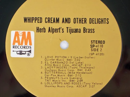 Vista 4 de Whipped Cream & Other Delights