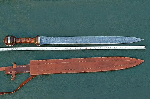 Vista 2 de Espada Maximus Gladuis de 29 pulgadas de largo, hoja de doble borde de acero de Damasco forjada a mano de 21 pulgadas, agarre de madera de nogal