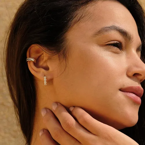 Vista 2 de VACRONA - Aretes huggies (de presión), pequeños, livianos y simples, en forma de argollaarracada, chapados en oro de 14 quilates, con circonia