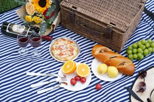 Vista 4 de Cesta de picnic de mimbre para 2 personas con manta de picnic impermeable, juego de picnic para 2 personas con alfombrilla de playa a prueba
