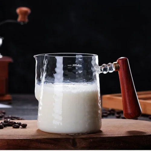 Vista 4 de Jarra de crema de vidrio martillado a mano engrosada con mango de madera, taza de espuma de leche de café de 17 onzas/16.9 fl oz, escala de medición