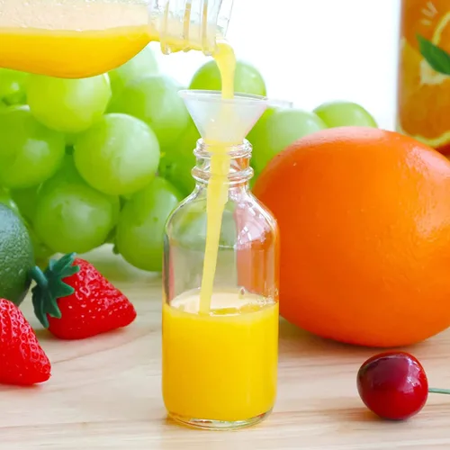 Vista 3 de Paquete de 12 botellas de vidrio transparente de 4 onzas con tapas, embudo, etiquetas de tiza, bolígrafo, botella de extracto de vainilla, botellas