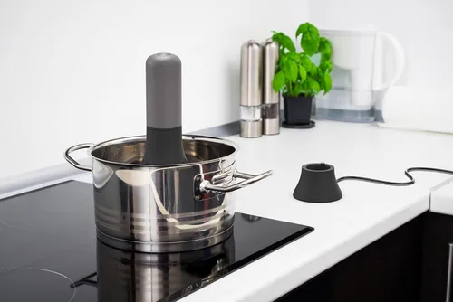Vista 2 de Uutensil Stirr Plus - El único agitador automático de sartenes con temporizador - Soporte USB recargable - Gris