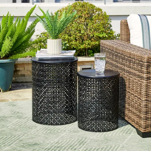 Glitzhome Juego de 2 mesas auxiliares para exteriores, taburete decorativo de jardín para patio, marco de metal resistente, mesa auxiliar moderna
